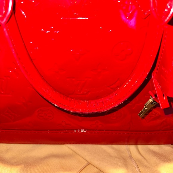 Louis Vuitton Alma patent leather handbag - Picture 4 of 10